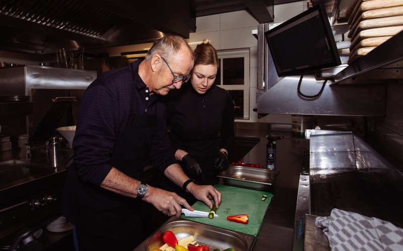 Onvergetelijk Koken brengt mensen met dementie en mantelzorgers weer samen in Grand Café de Waegh